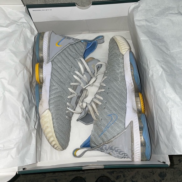 Nike LeBron 16 MPLS Lakers 2019 Size- 11 CK4765 001 - Picture 9 of 11